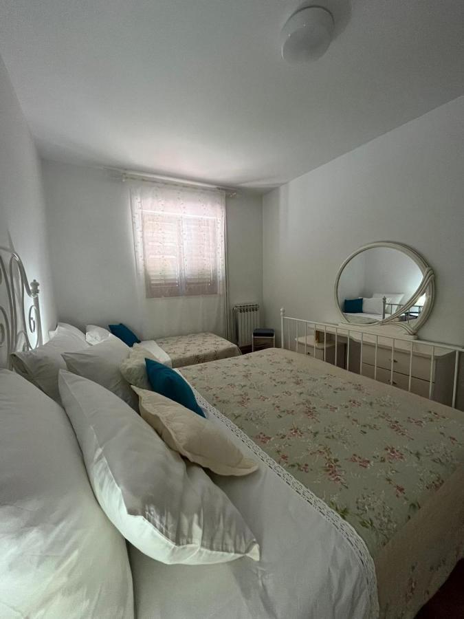 Apartment With Swimming Pool Jelsa  Εξωτερικό φωτογραφία