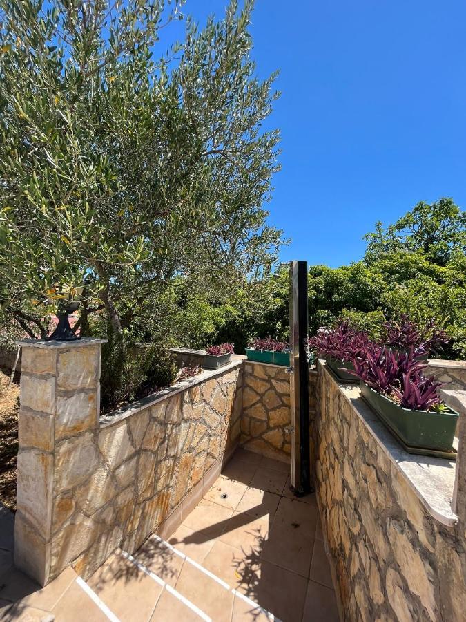 Apartment With Swimming Pool Jelsa  Εξωτερικό φωτογραφία