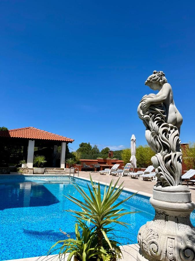 Apartment With Swimming Pool Jelsa  Εξωτερικό φωτογραφία