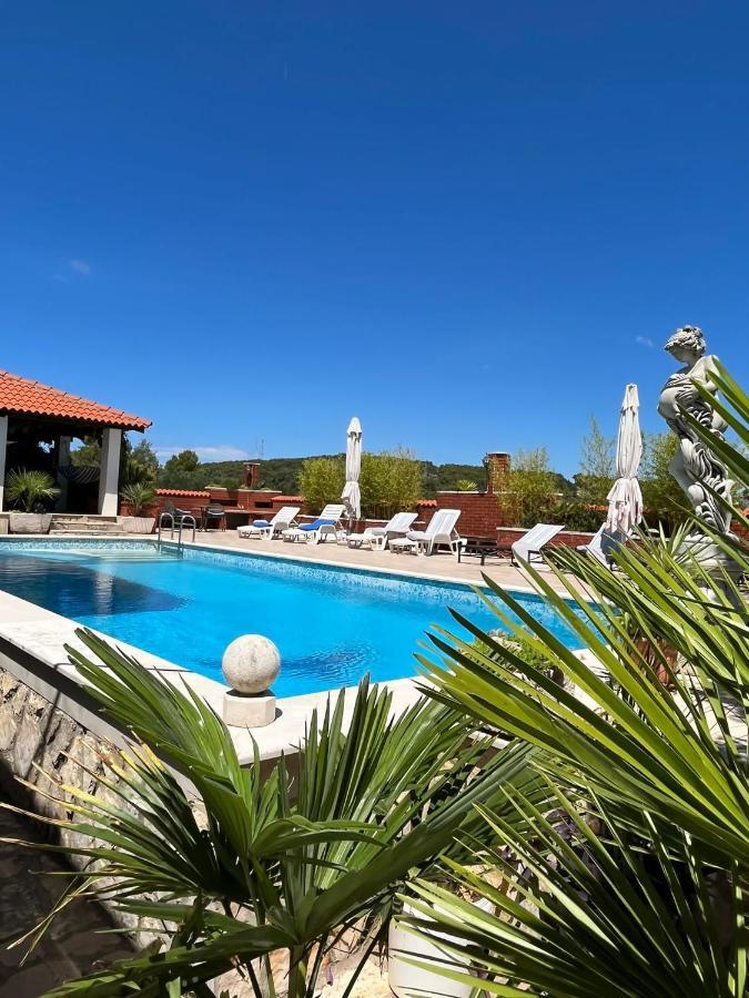 Apartment With Swimming Pool Jelsa  Εξωτερικό φωτογραφία