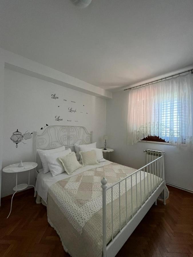 Apartment With Swimming Pool Jelsa  Εξωτερικό φωτογραφία