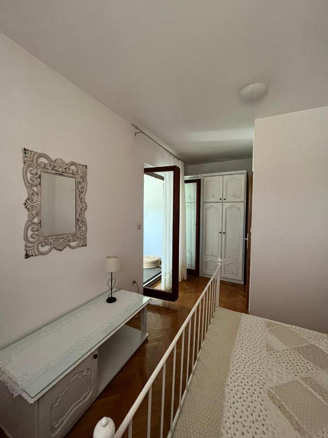 Apartment With Swimming Pool Jelsa  Εξωτερικό φωτογραφία