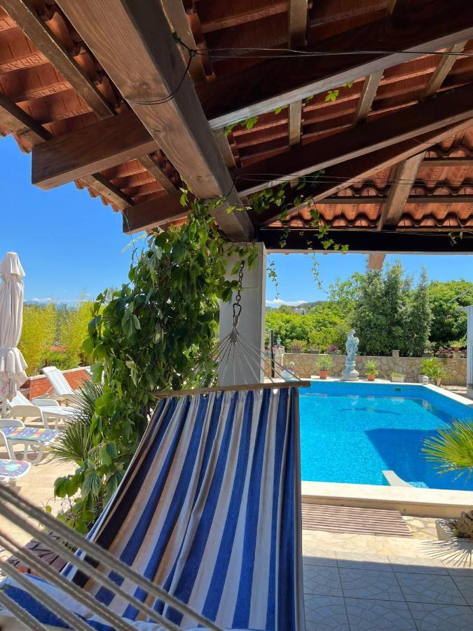 Apartment With Swimming Pool Jelsa  Εξωτερικό φωτογραφία